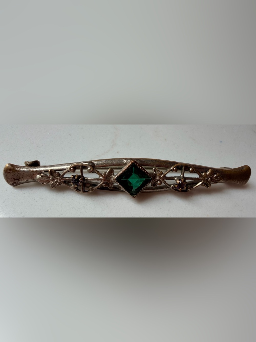 Vintage-Inspired Women’s Edwardian Bar Pin Brooch with Glass Emerald Green Stone